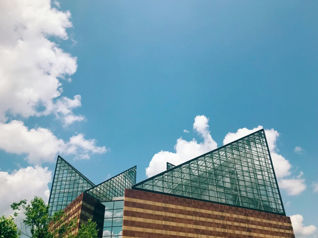 Upper outside view of the skyline of the Chattanooga Aquarium