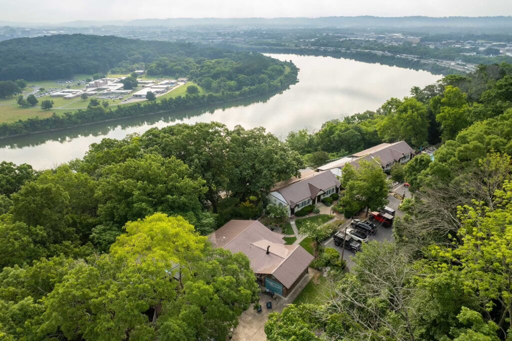 Aerial view of Riverview Inn, a hotel near ruby falls