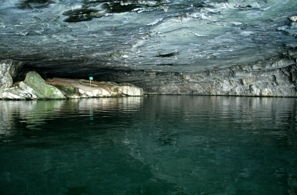 Photo showing the inside of Nickajack Cave