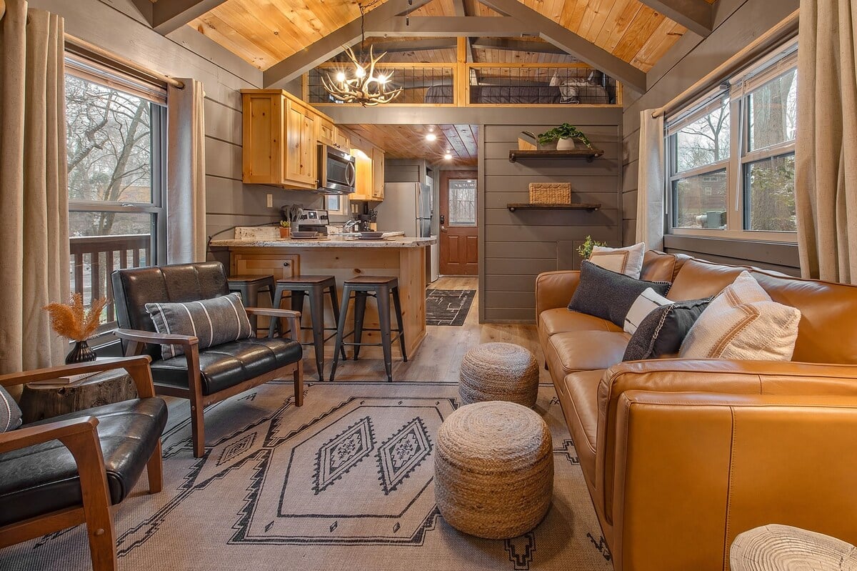 Cozy Wauhatchie Woodlands cabin with leather seating, wood ceilings, full kitchen, and warm rustic decor near Chattanooga.