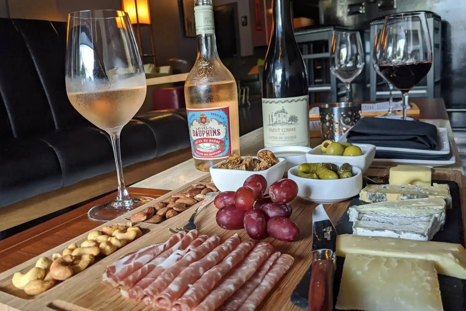 649da10ea25357cc365779b1 649c9110f75ff064a35aa646 640b998e6bc21190b1695495 jmacs bar chattanooga 1500x1000 1